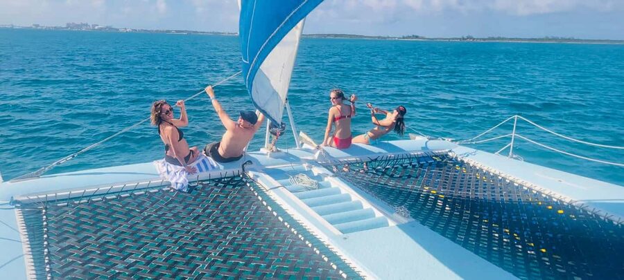 Bahamas: Swimming Pigs & Snorkeling Cruise with Lunch & Rum - The first 75 minutes: settling into the catamaran