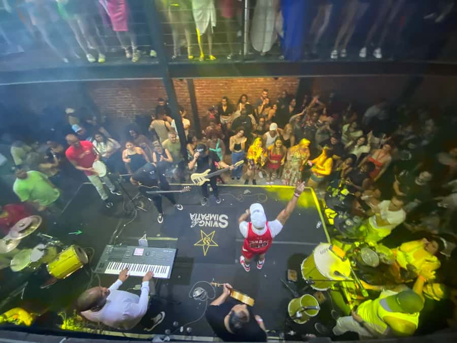 Rio: Pub Crawl in Lapa with Cachaça Tasting and Live Samba - Live samba in local bars