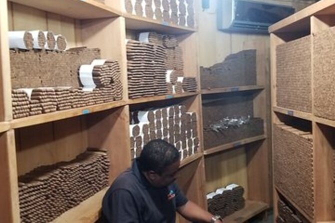 Shopping Tour In Don Lucas Cigar Factory, Rum tasting, Cocoa factory, Souvenirs - Who will enjoy it most