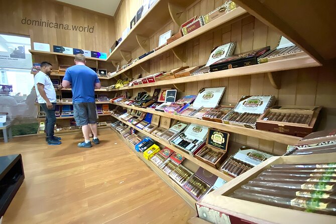 Shopping tour Punta Cana rum cigars coffee larimar chocolate souvenirs mamajuan - Larimar, pottery, paintings, and local souvenirs